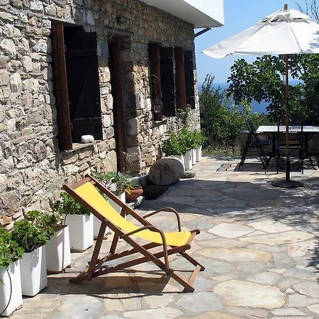 Traditional Stonehouse Potistika