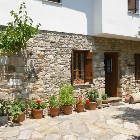 Traditional Stonehouse בית נופש *