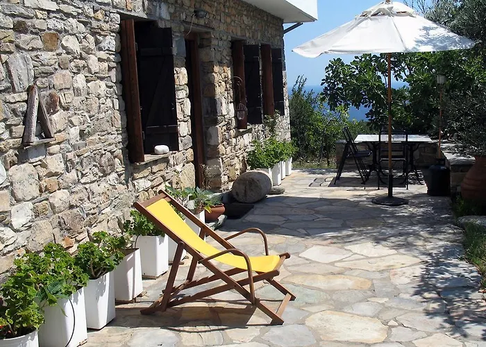 Traditional Stonehouse Potistika